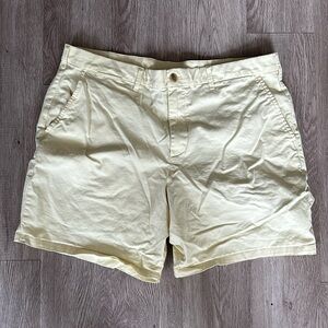 Men’s GAP chino short.
